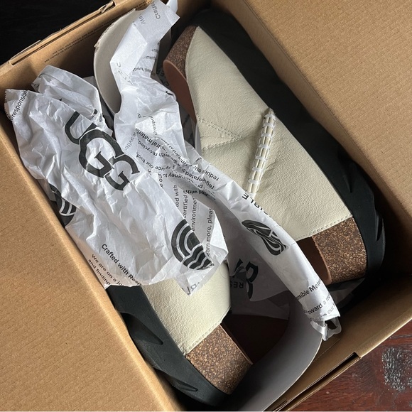 UGG Sunskip Slide Sandal - Picture 8 of 8